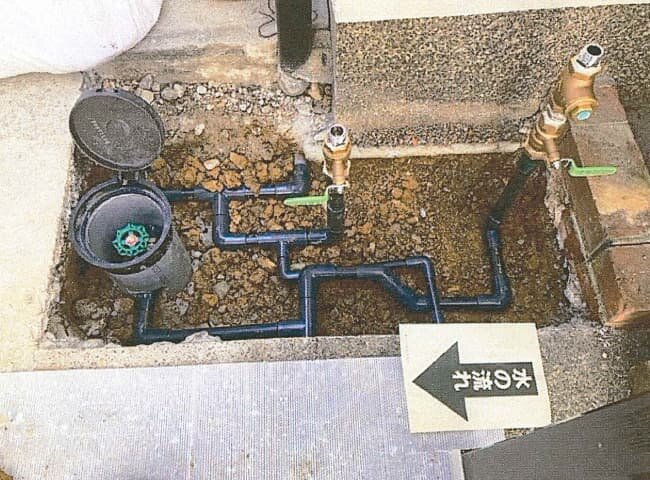 セントラル浄水器接続のため給水配管を立ち上げ、バイパスバルブを設けた様子