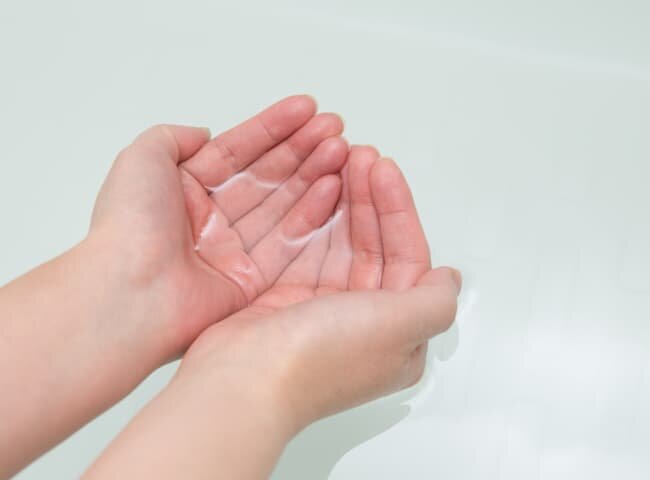 浄水のやわらなかお湯をすくっているイメージ