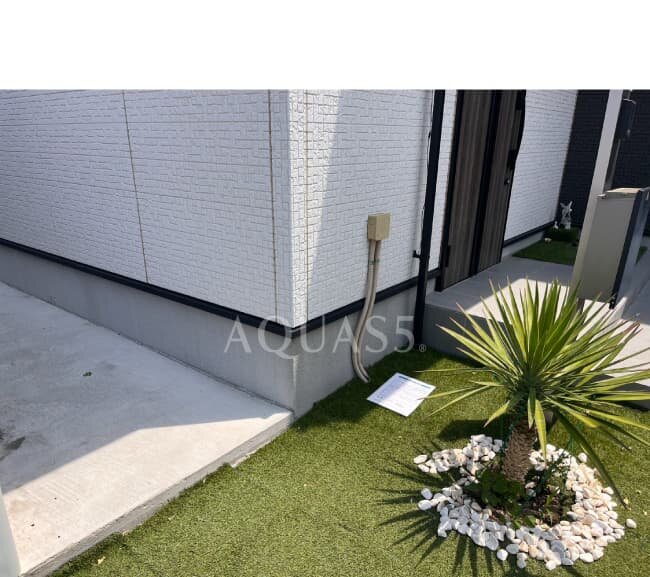 アクアス５設置予定位置の人工芝と給水配管の下見状況