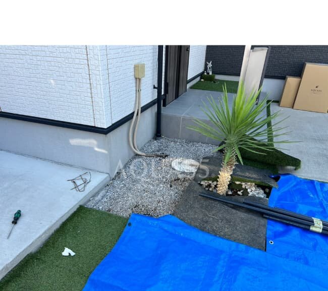 人工芝をはがして掘削作業を進めるアクアス５設置工事