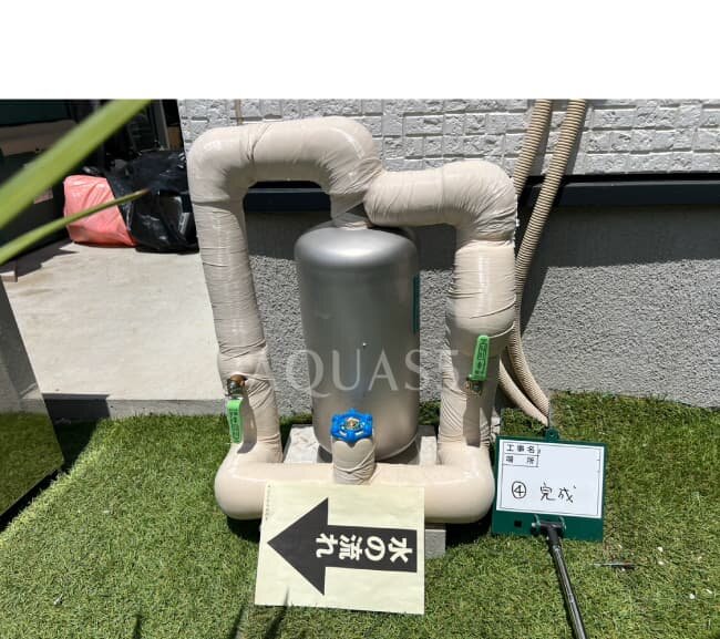バイパスバルブと保温材を施工したアクアス５の配管部分