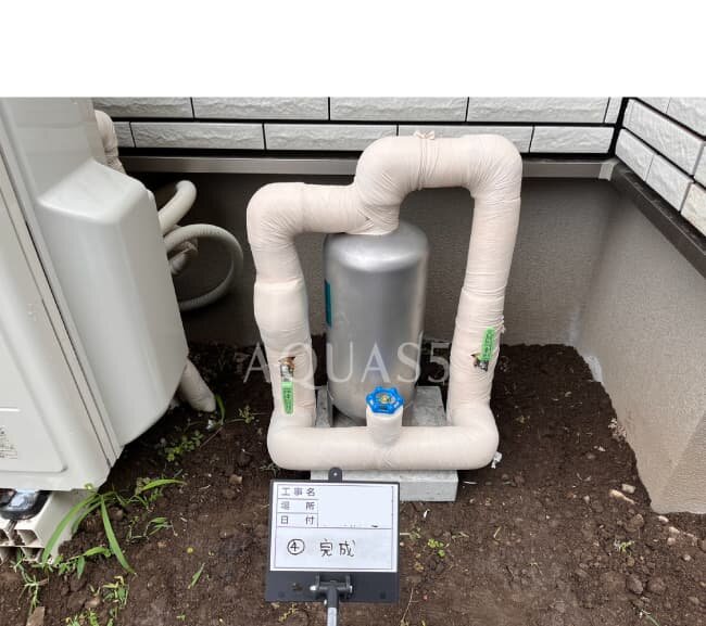 アクアス５のセントラル浄水器に保温材を施工する様子