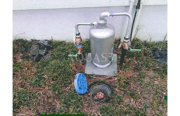 アクアス５本体を配管に接続した状態