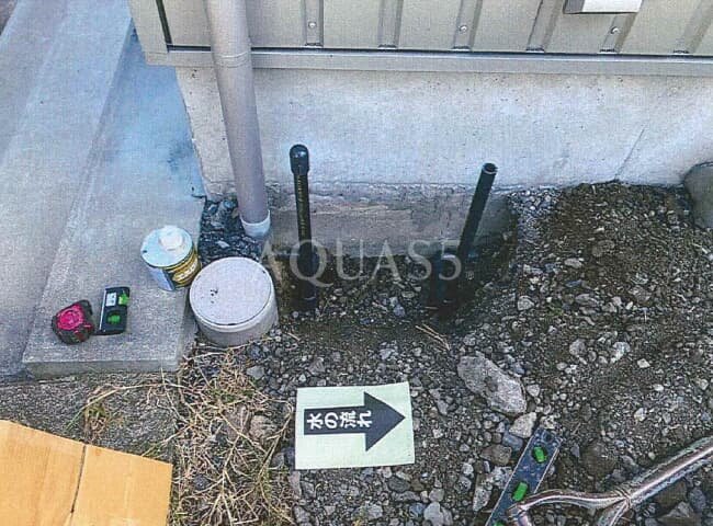 セントラル浄水器設置工事で給水配管を立ち上げる作業の様子