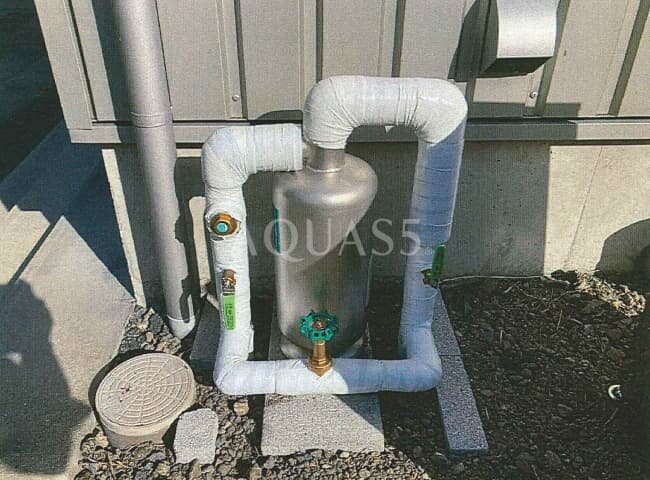 給水配管に保温材を施しセントラル浄水器設置が完了した様子