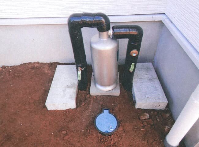 セントラル浄水器設置工事｜給水配管に保温材を施した様子