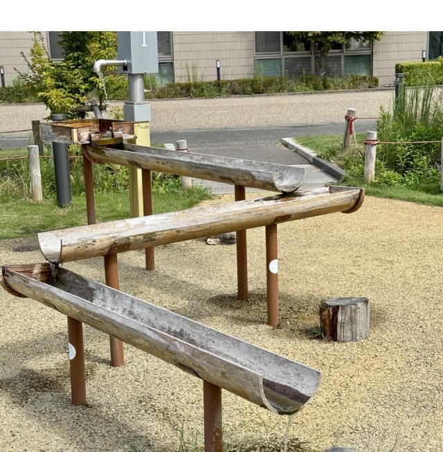 自然流下方式で高い場所から低い場所へ水を届ける水道の仕組み
